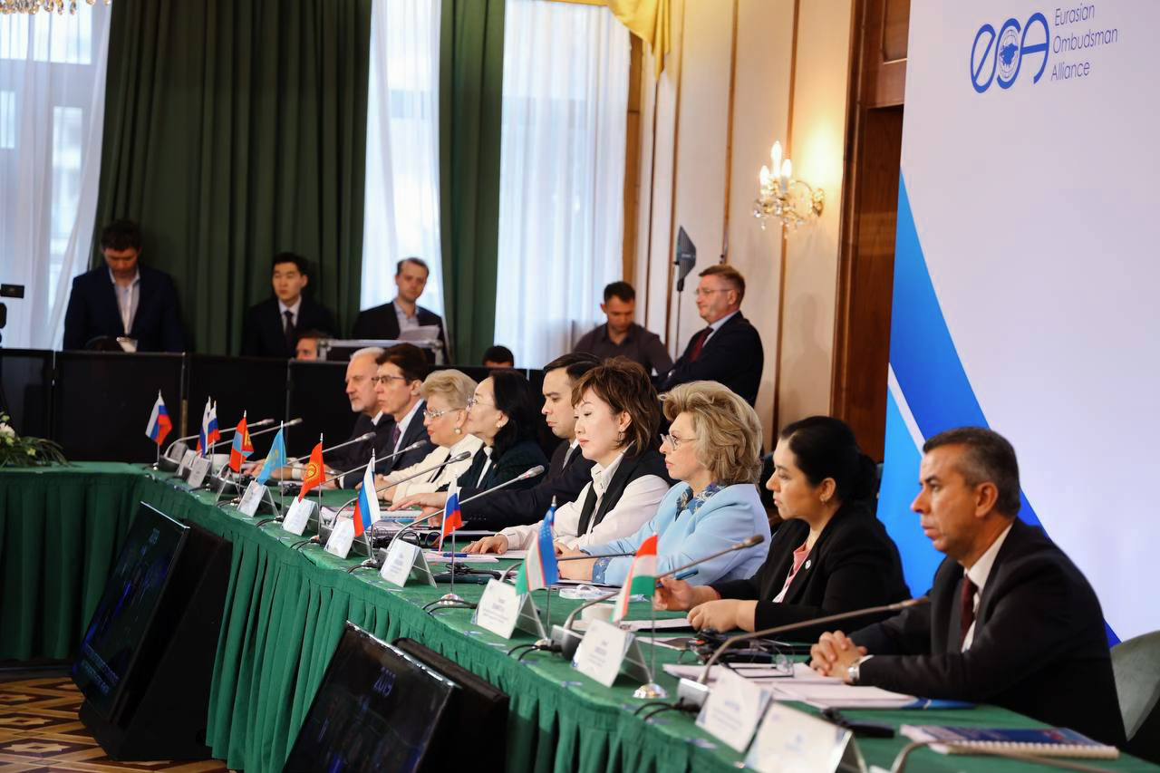 What issues were discussed at the regular VIII meeting of the Eurasian Ombudsman Alliance?
