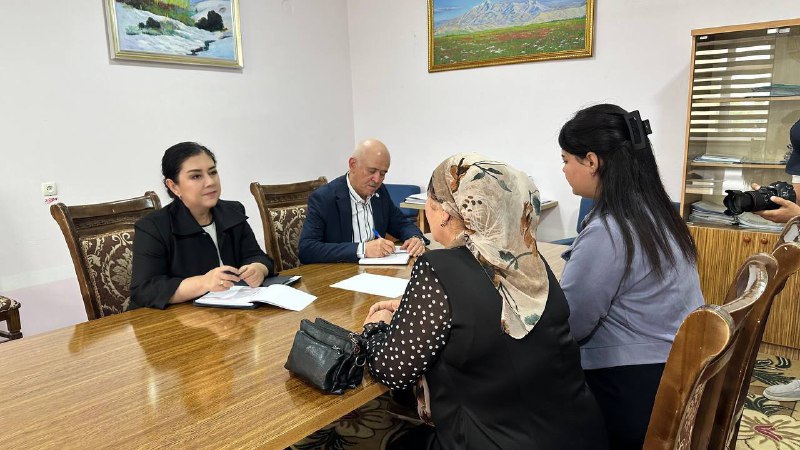 “Ombudsman maktabi” loyihasi doirasida Navoiyda fuqarolar qabuli, tibbiy ko‘rik va mehnat yarmarkasi tashkil etildi